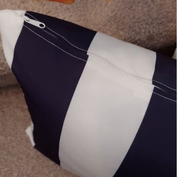 Set of two decorative throw pillows - Picture 4 of 7